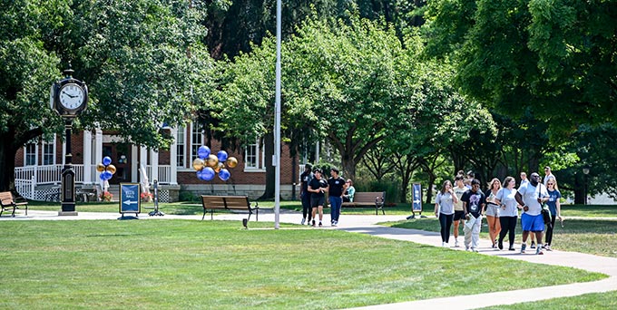 photo of tour groups on campus