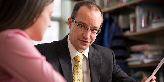 photo of professor meeting with student