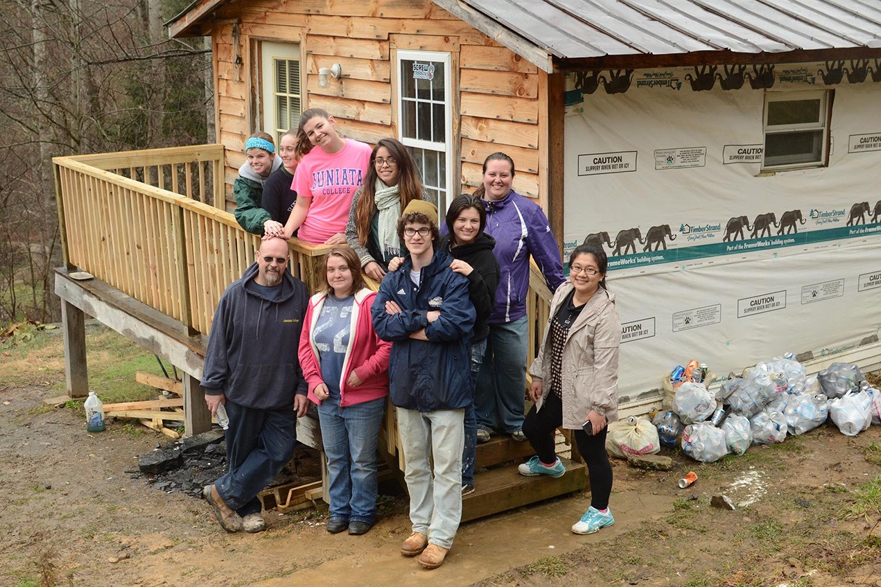 students volunteer to rebuild homes in Appalacia