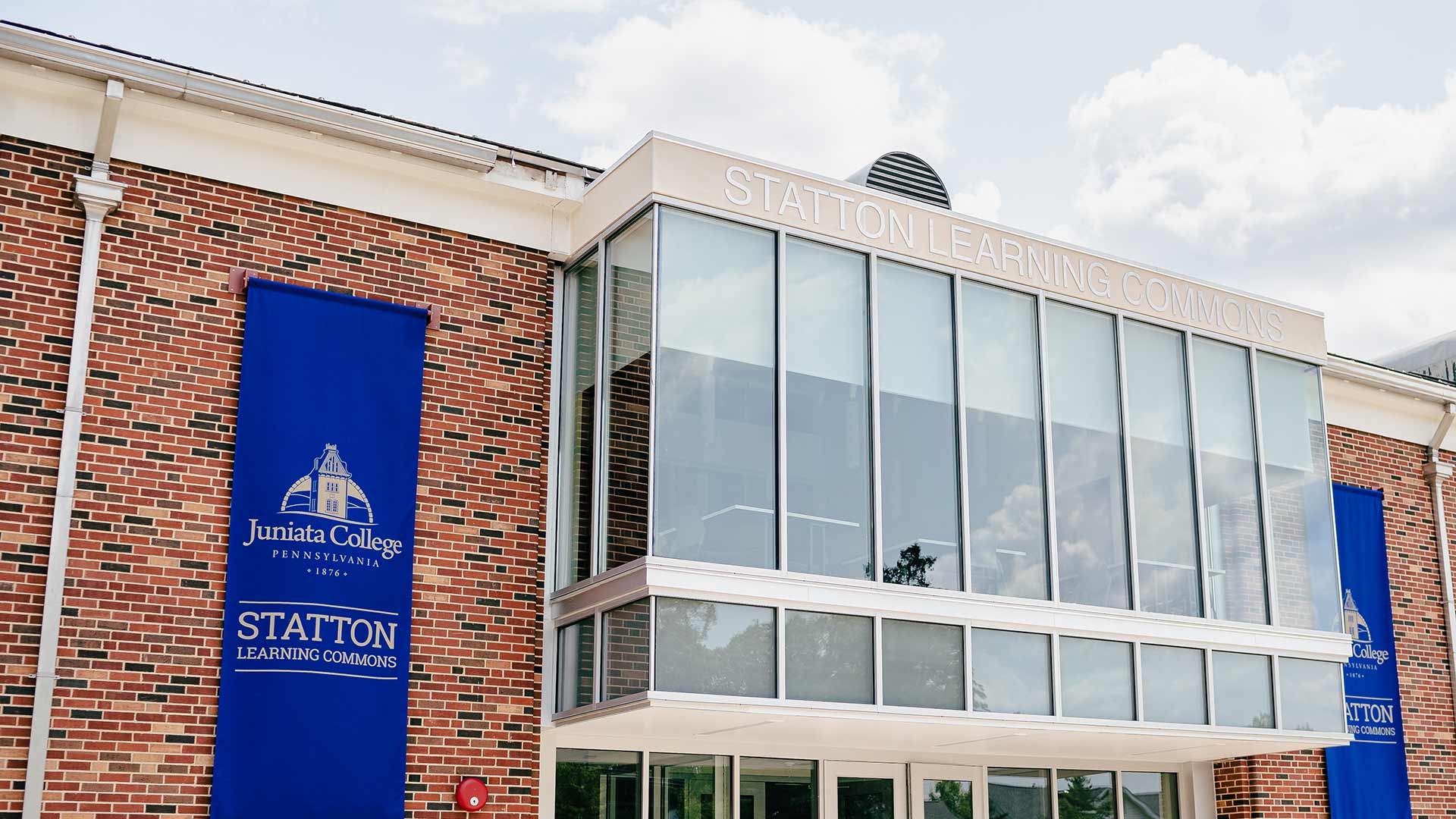 photo of the street entrance and second floor of Statton Learning Commons